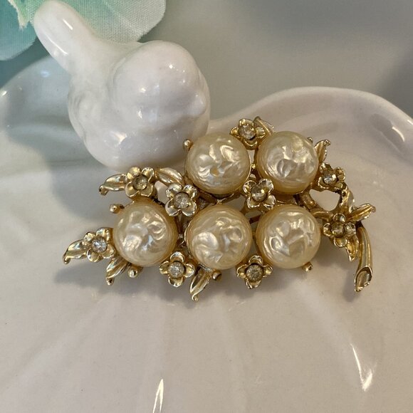 LOT/COLLECTION FAUX PEARL/RHINESTONE BROOCHES (TRIFARI, KRAMER, CORO, RICHELIEU) - Picture 5 of 15